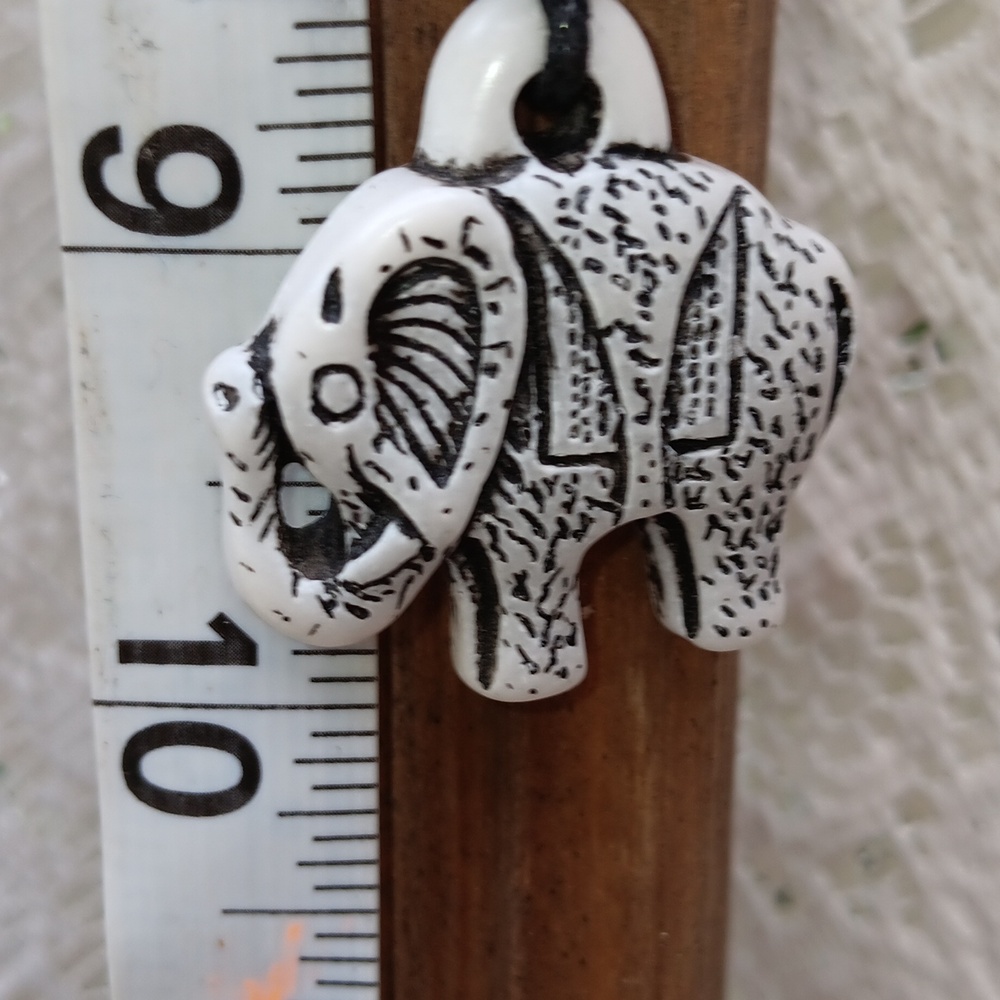 🆕️ARTISAN CARVED RESIN HIGHLY DETAILED ELEPHANT NECKLACE(EL3) - Picture 9 of 15